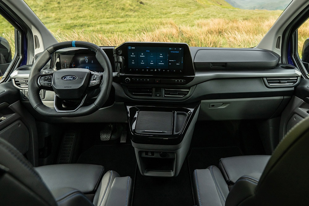Dashboard interna, console centrale e volante del Ford Tourneo Custom MS-RT.