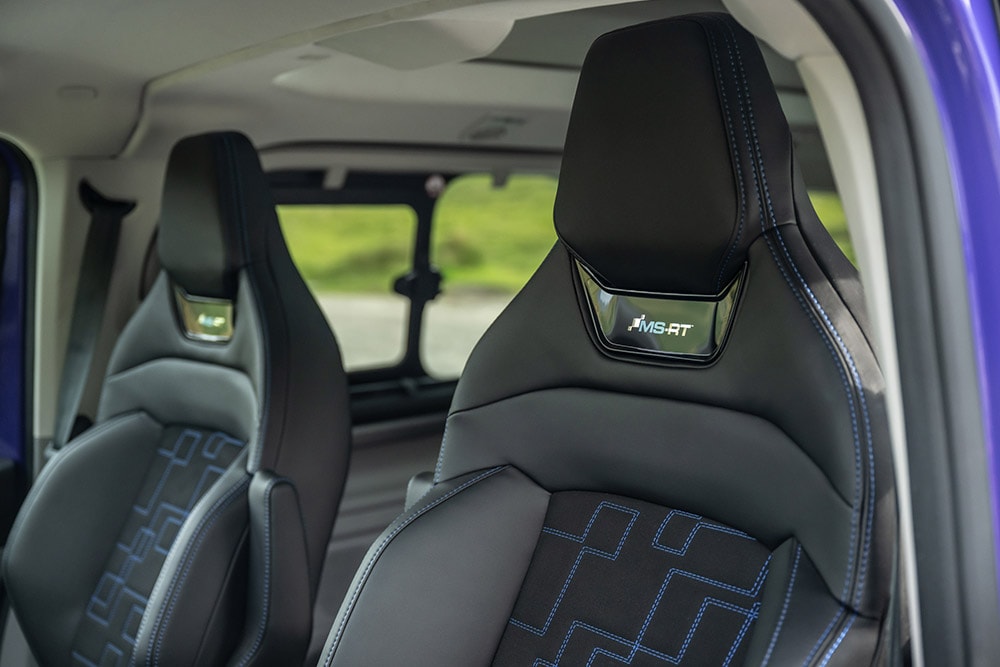 Sedili anteriori in pelle nera e pelle scamosciata con cuciture blu a contrasto e logo MS-RT in un Ford Tourneo Custom MS-RT.