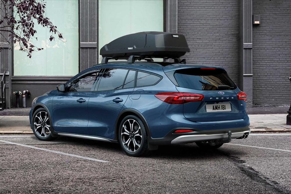 Thule roof attached to parked Focus