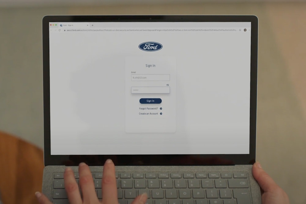 Schermata del computer che mostra il modulo di accesso per l'account Ford