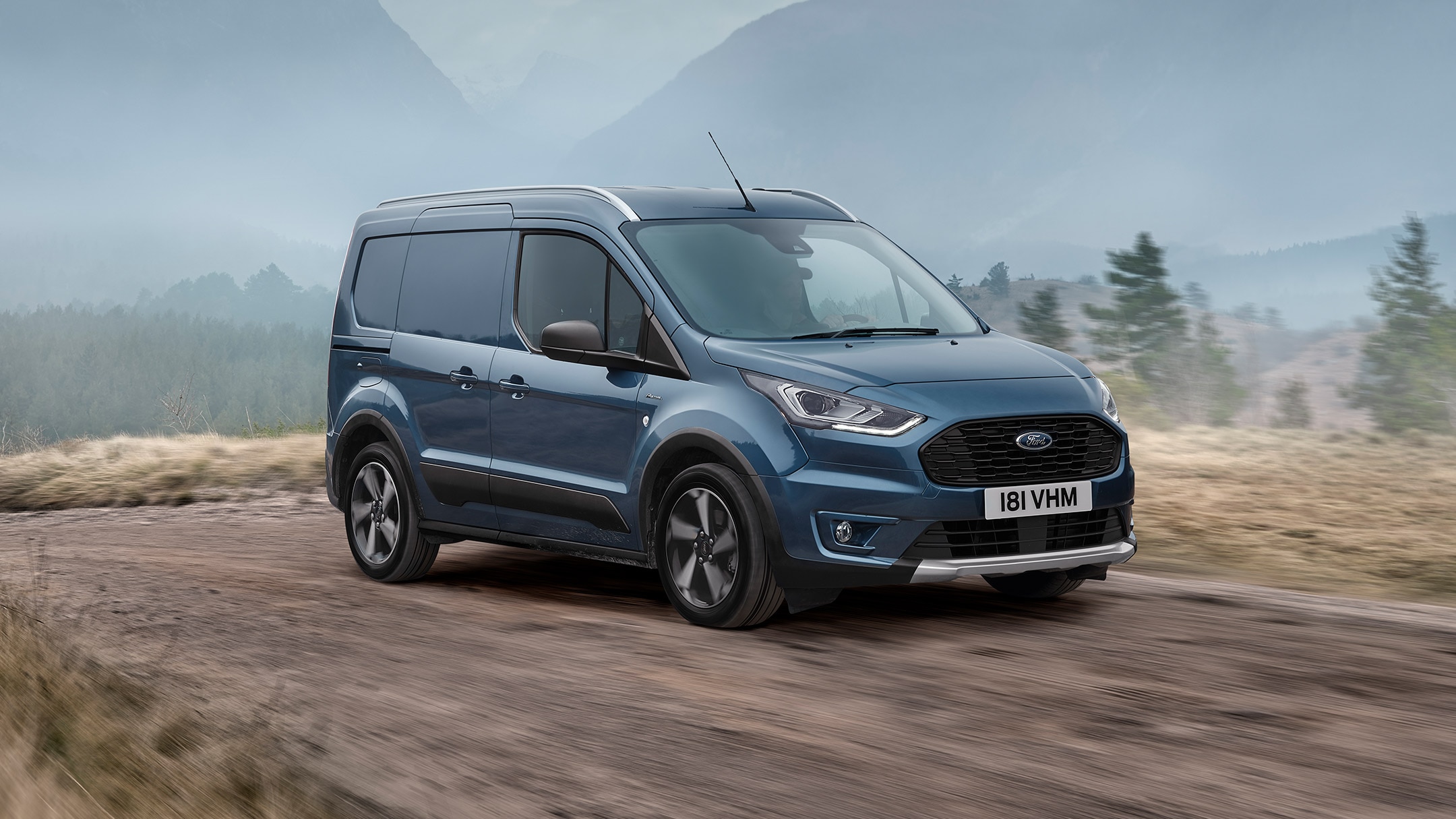 Ford Transit Connect Active parcheggiato su una strada di montagna