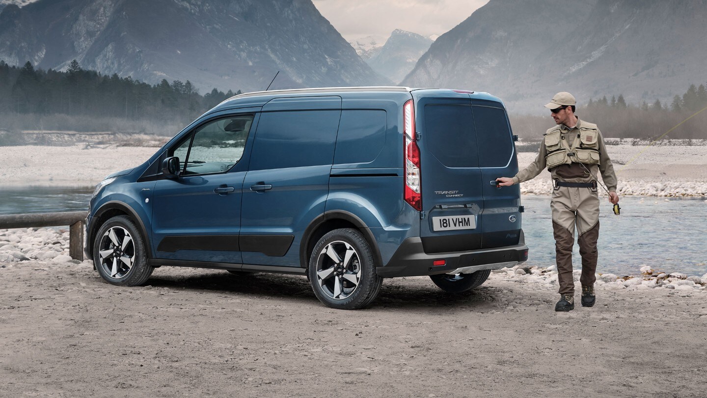 Ford Transit Connect Active porte posteriori in mostra, parcheggiato da un fiume