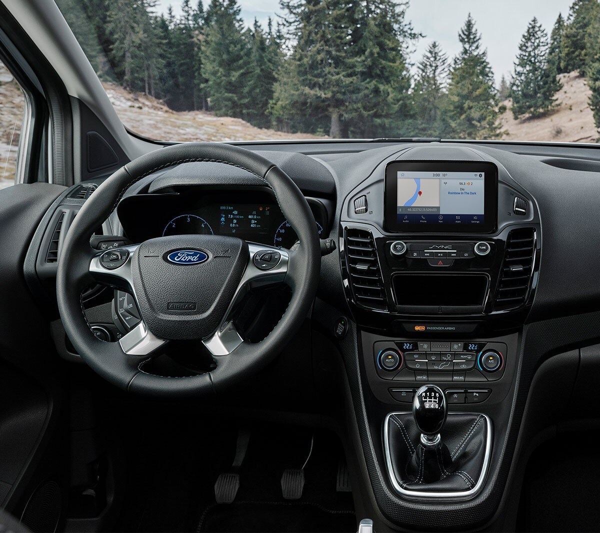 Interni Ford Transit Connect con SYNC3 e volante