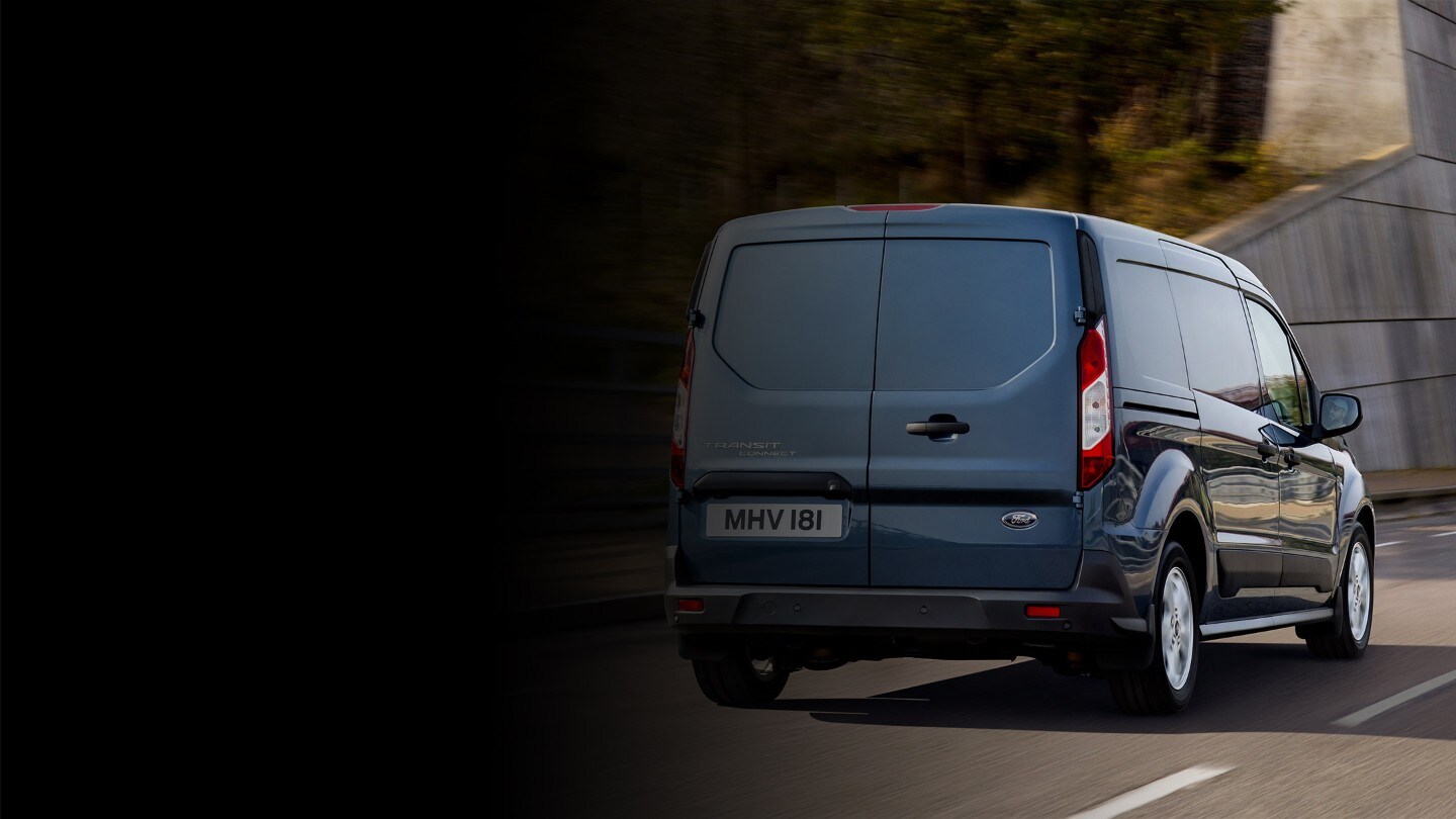 Ford Transit Connect blu in autostrada