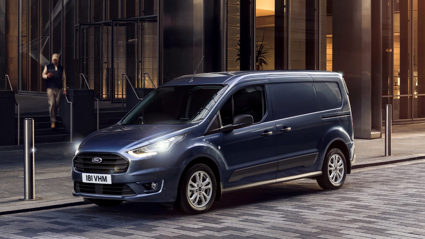 Ford Transit Connect con fari automatici