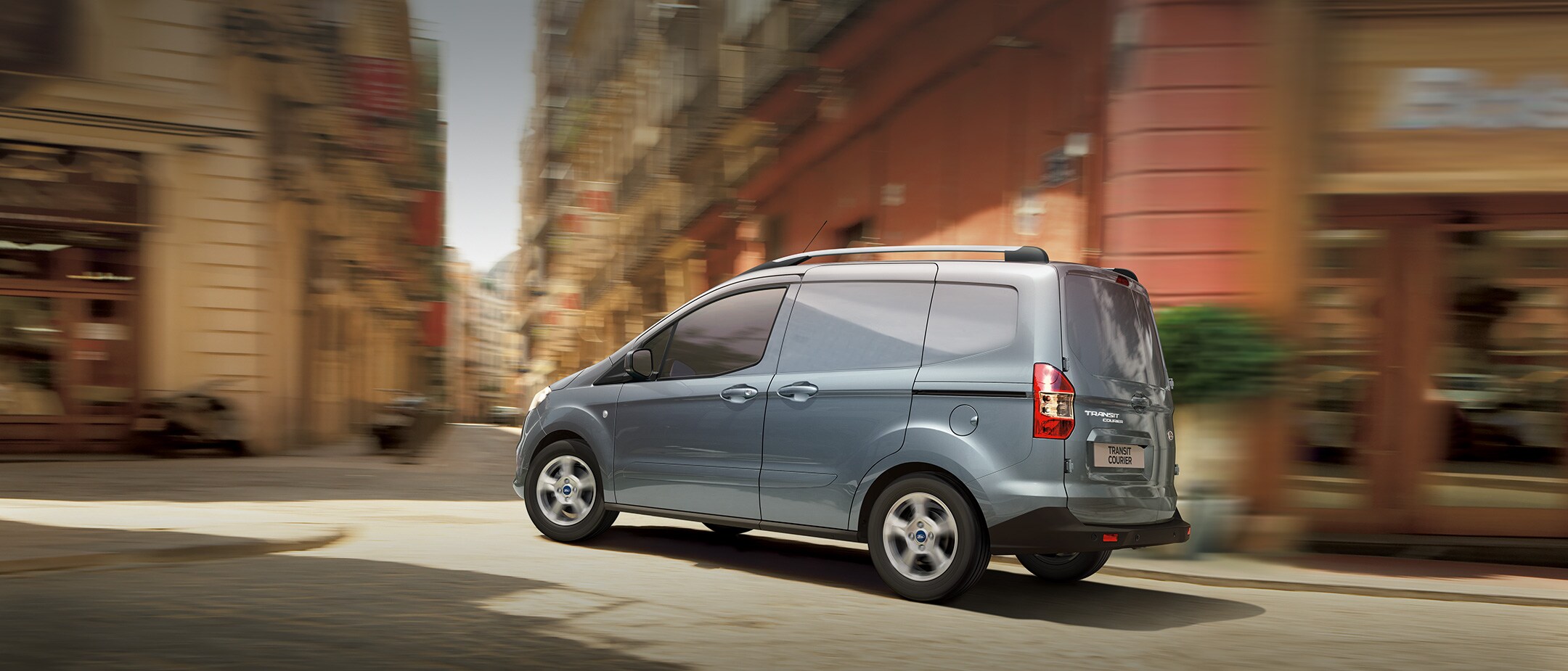 Ford Transit Courier parcheggiato in una strada cittadina