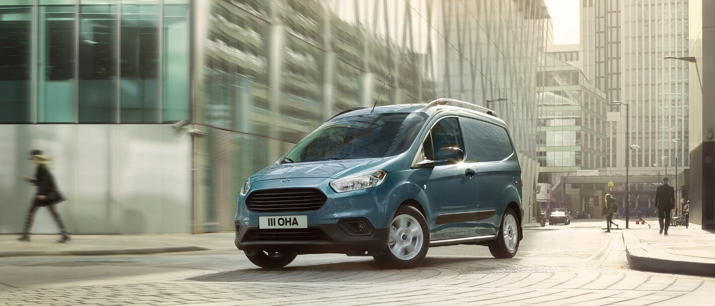 Ford Transit Courier parcheggiato in una strada cittadina Ford Transit Courier parcheggiato in una strada cittadina