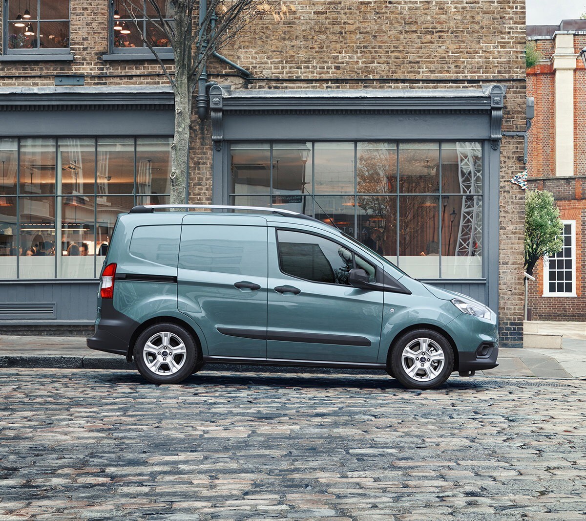 Ford Transit Courier parcheggiato su una strada acciottolata