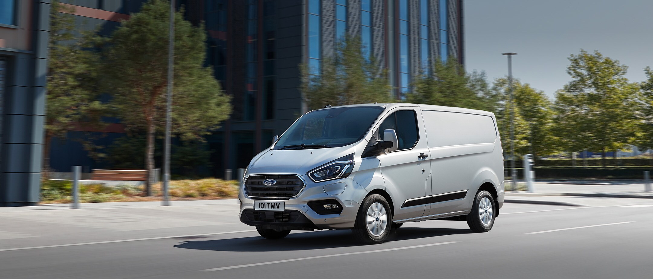 Ford Transit Custom PHEV in ricarica