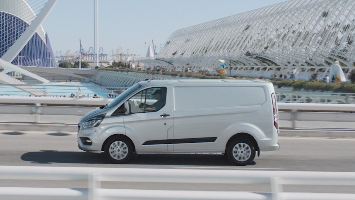 Ford Transit Custom PHEV guida su un ponte