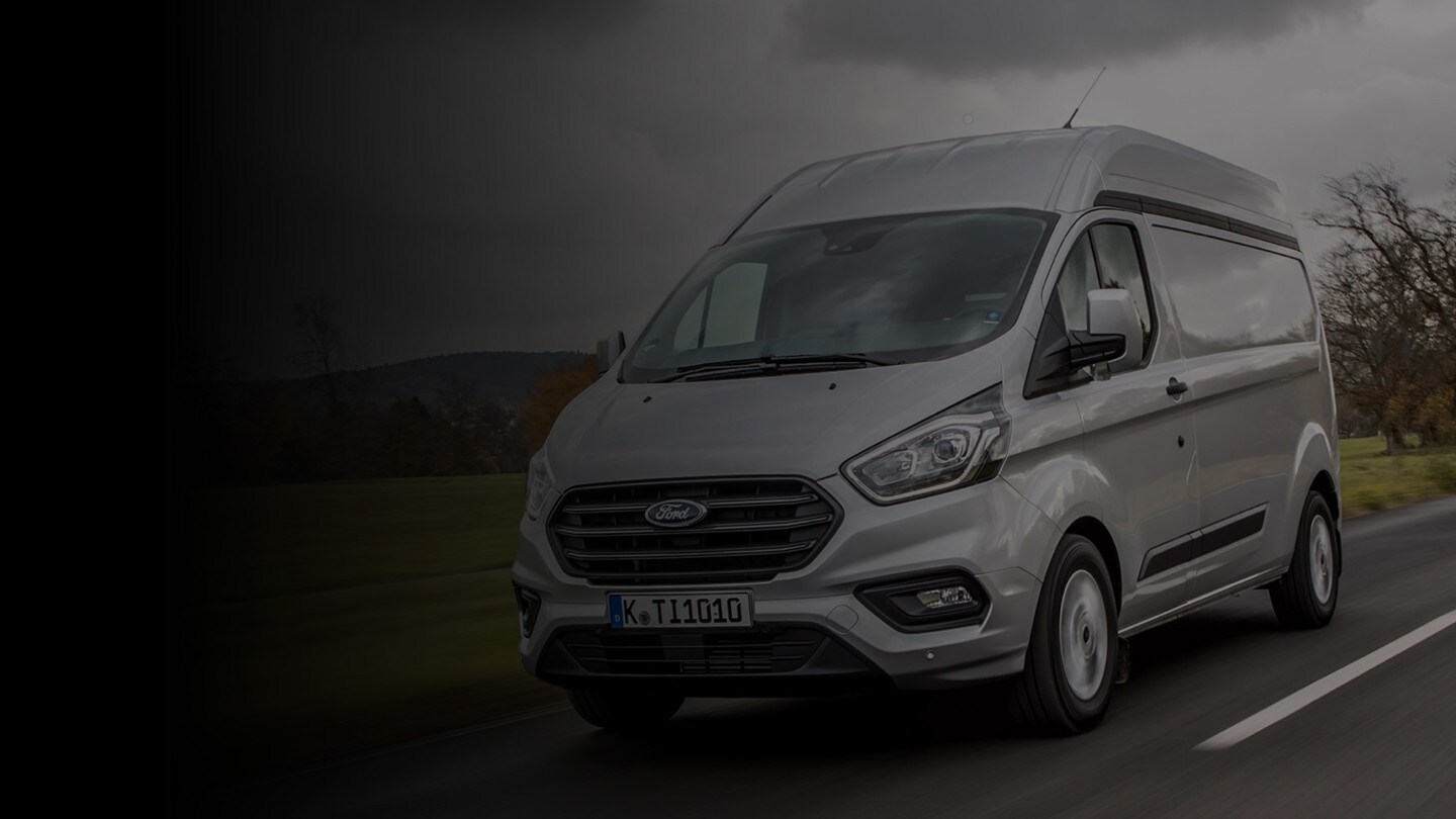 Ford Transit Custom in movimento su strade rurali