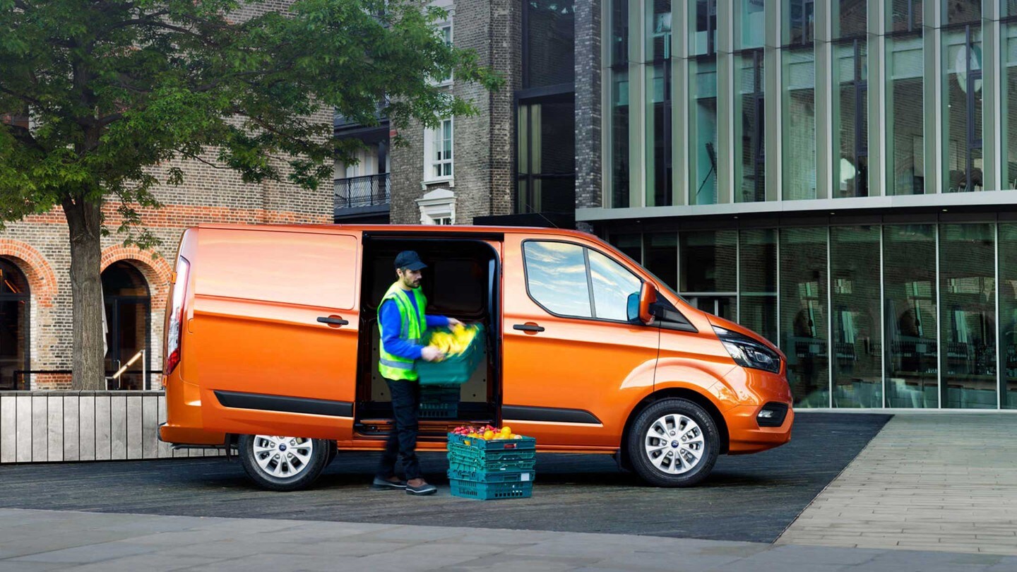 Transit Custom Van con una persona che fa la consegna di frutta e verdura