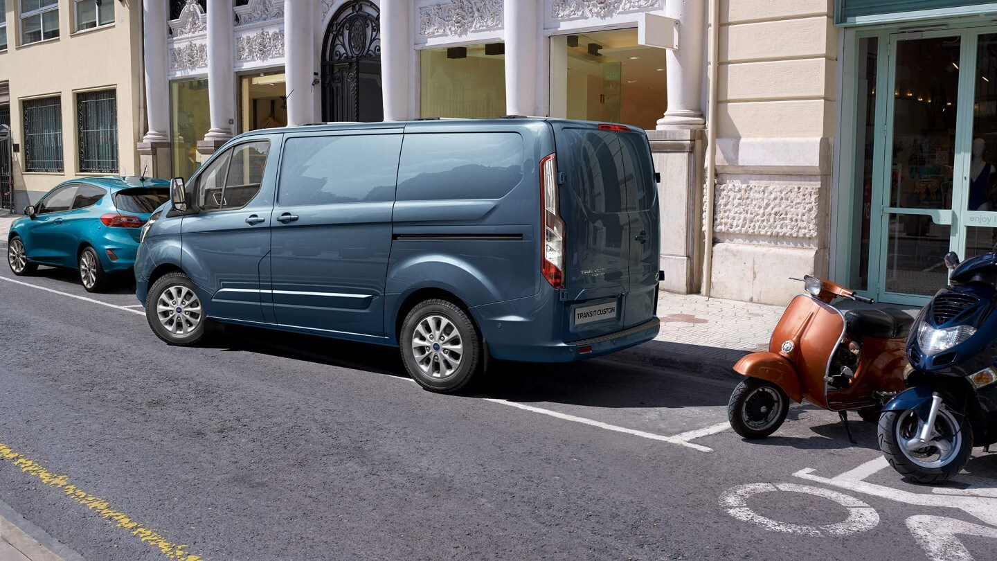 Transit Custom durante la manovra di parcheggio utilizzando l'active park assist