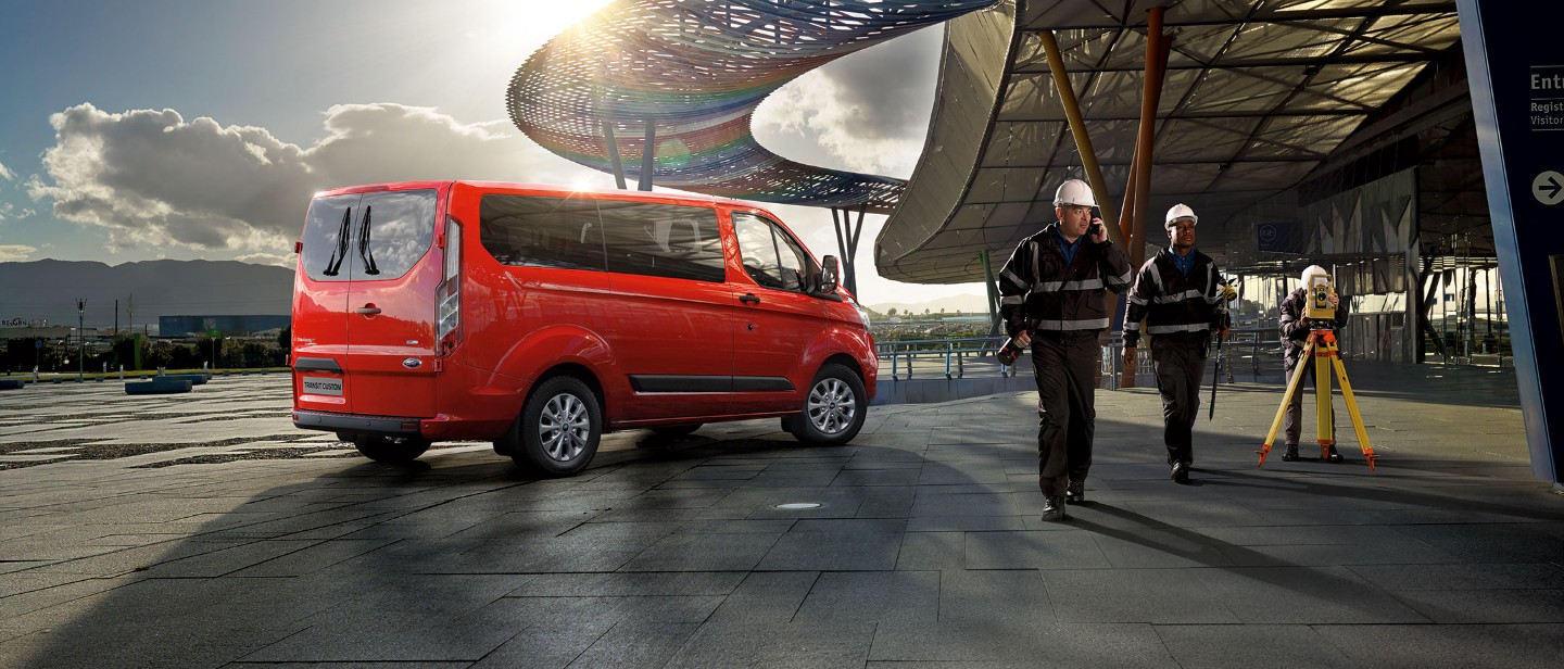 Ford Transit Custom rosso in cantiere