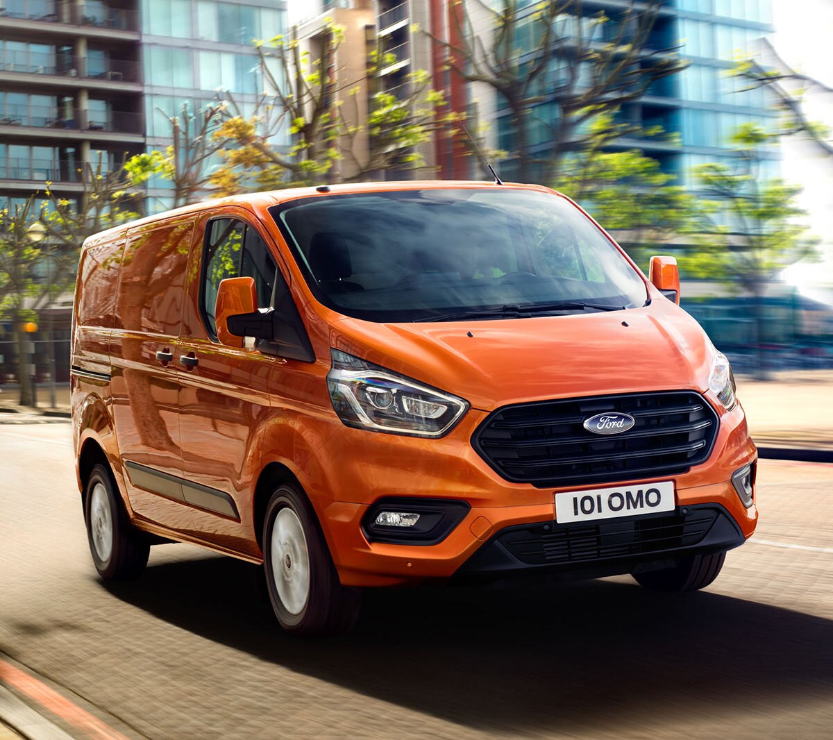 Ford Transit Custom arancione in movimento