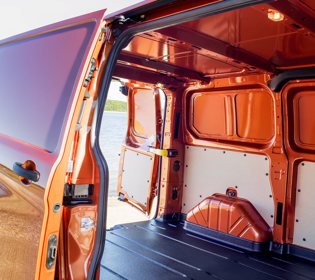Vano di carico del Ford Transit Custom arancione con porte laterali e posteriori
