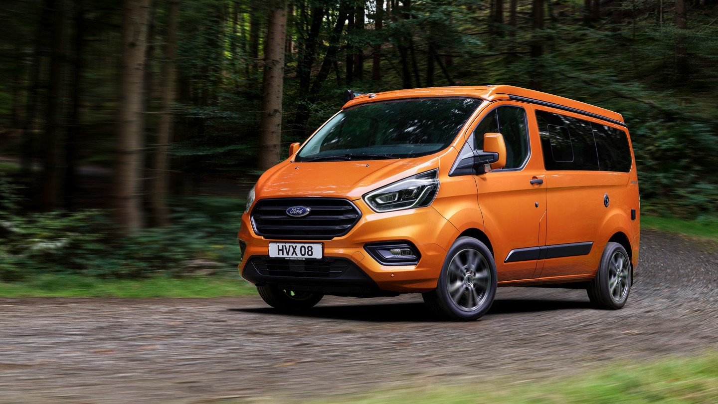Ford Transit Custom Nugget arancione guida nella foresta