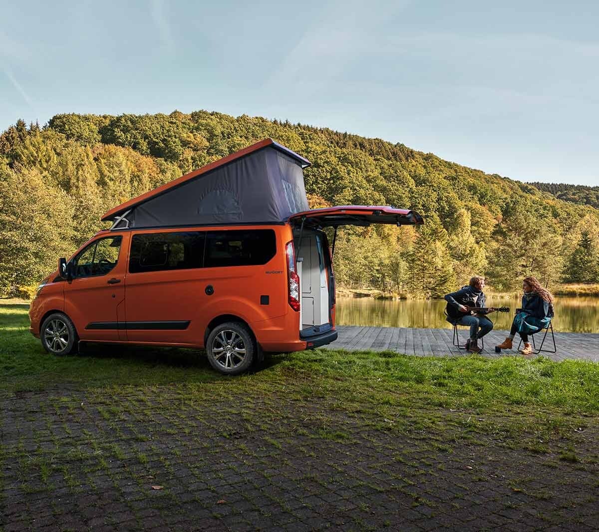 Vista del Transit Custom Nugget con tetto aperto