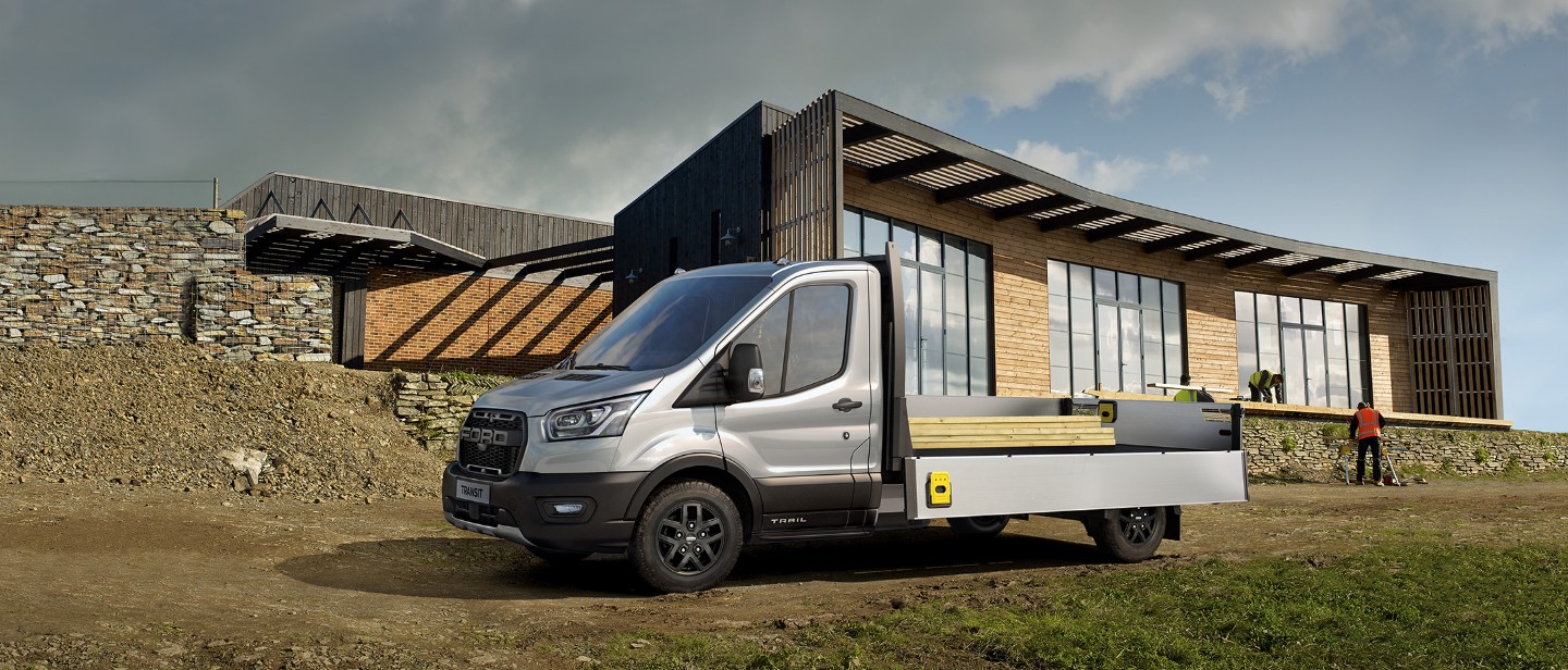 Transit Chassis Cab parcheggiato in cantiere