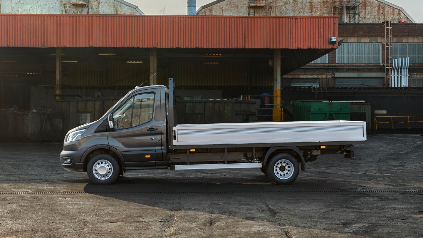 Vista laterale del Ford Transit Chassis da 5 tonnellate