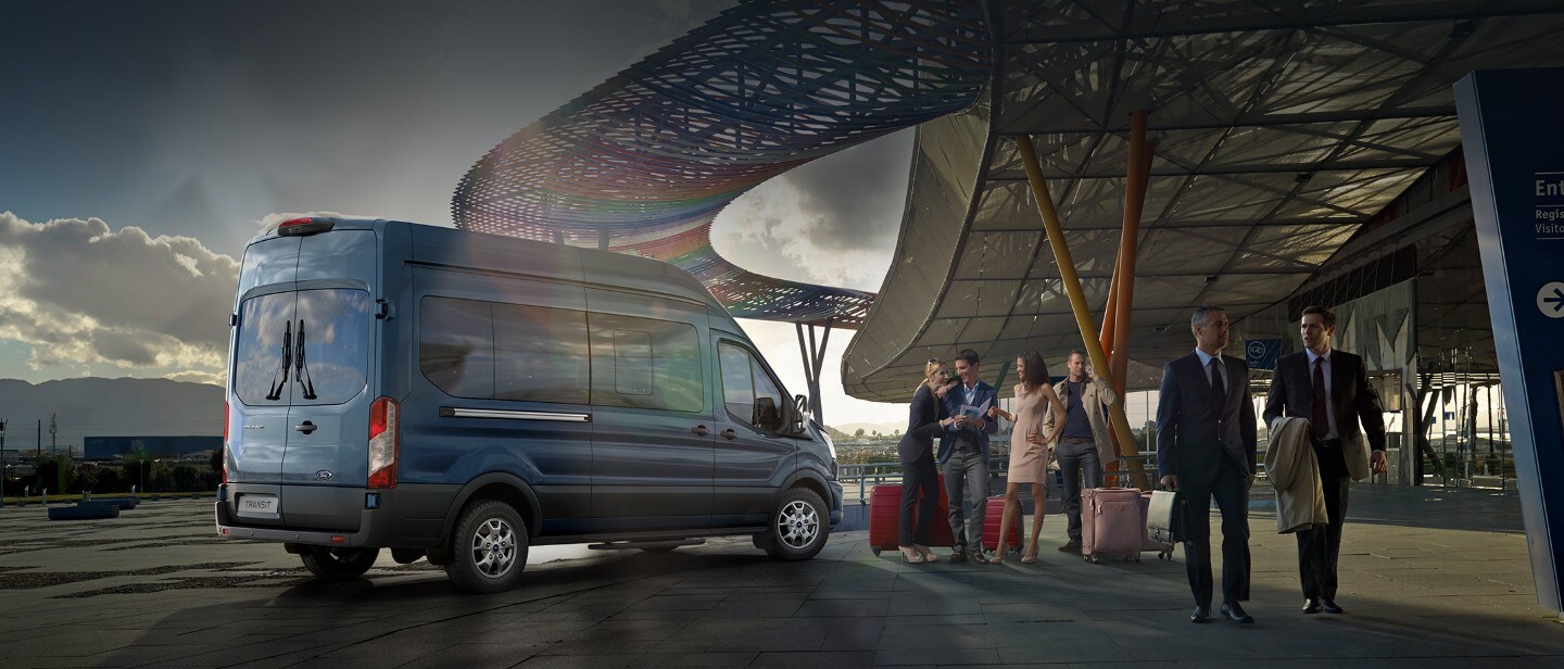 Ford Transit Minibus parcheggiato all'esterno di un edificio in vetro