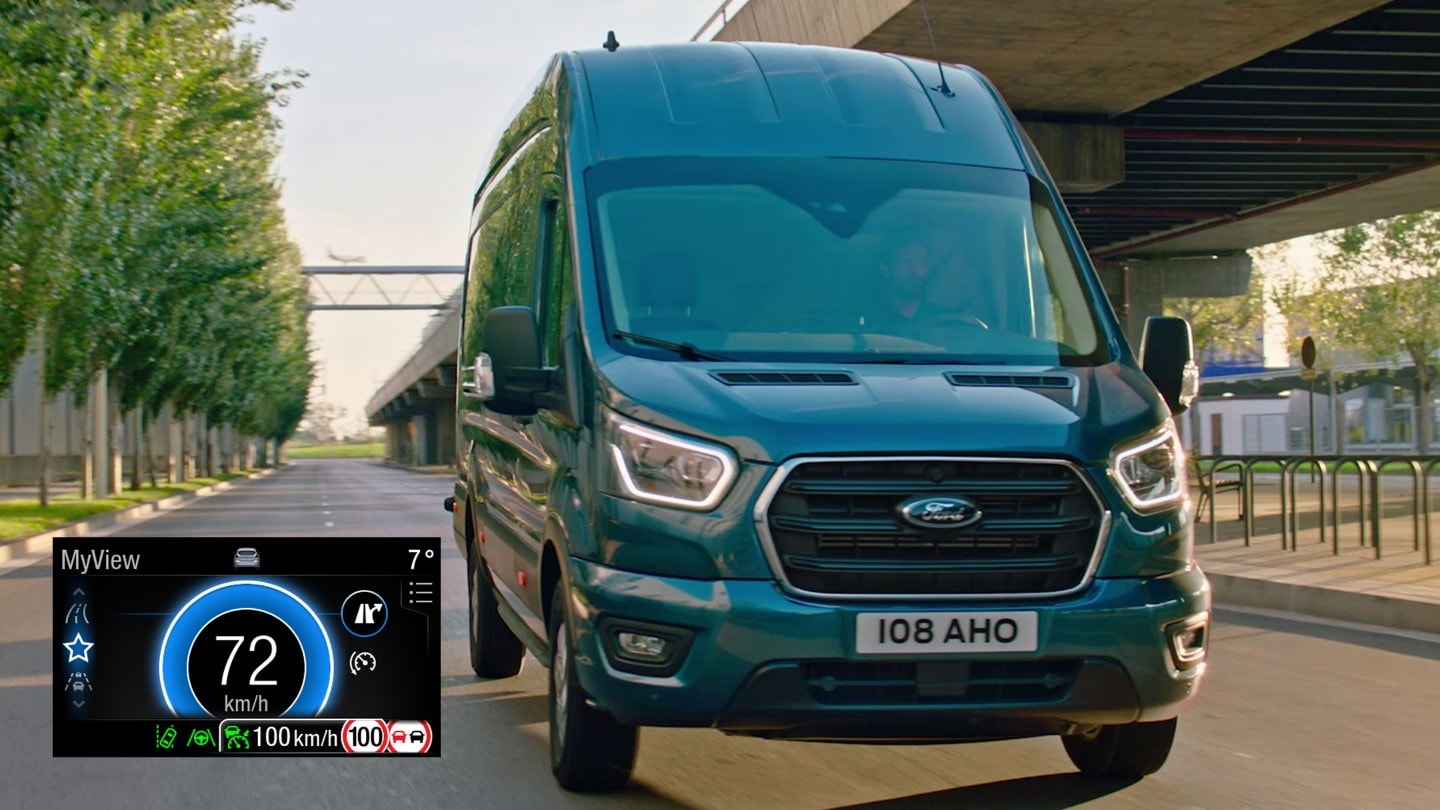 Ford Transit Van in autostrada vista frontale con il quadrante della modalità Eco in dettaglio