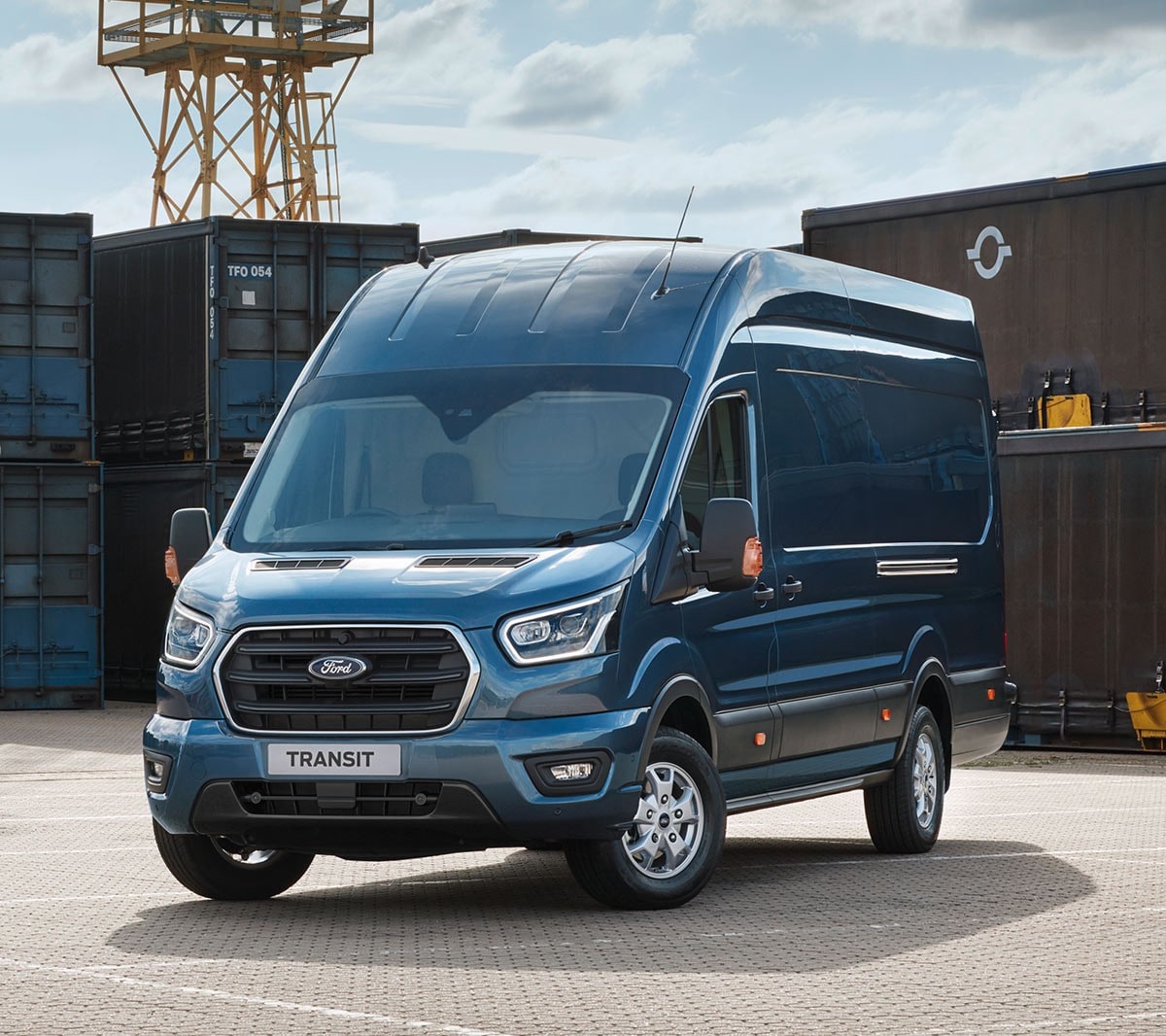 Nuovo Ford Transit blu parcheggiato