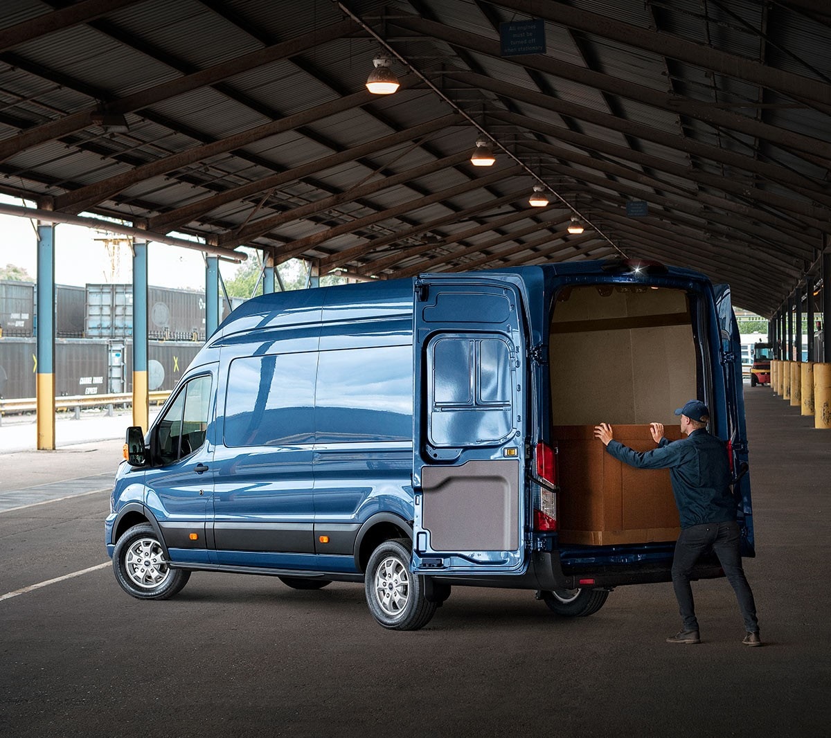 Nuovo Ford Transit Van mentre viene caricato