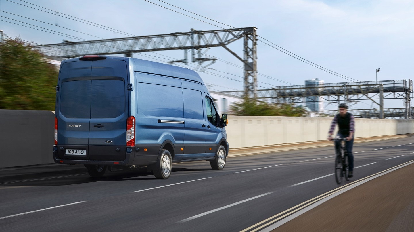 Vista posteriore del Nuovo Ford Transit Van in movimento