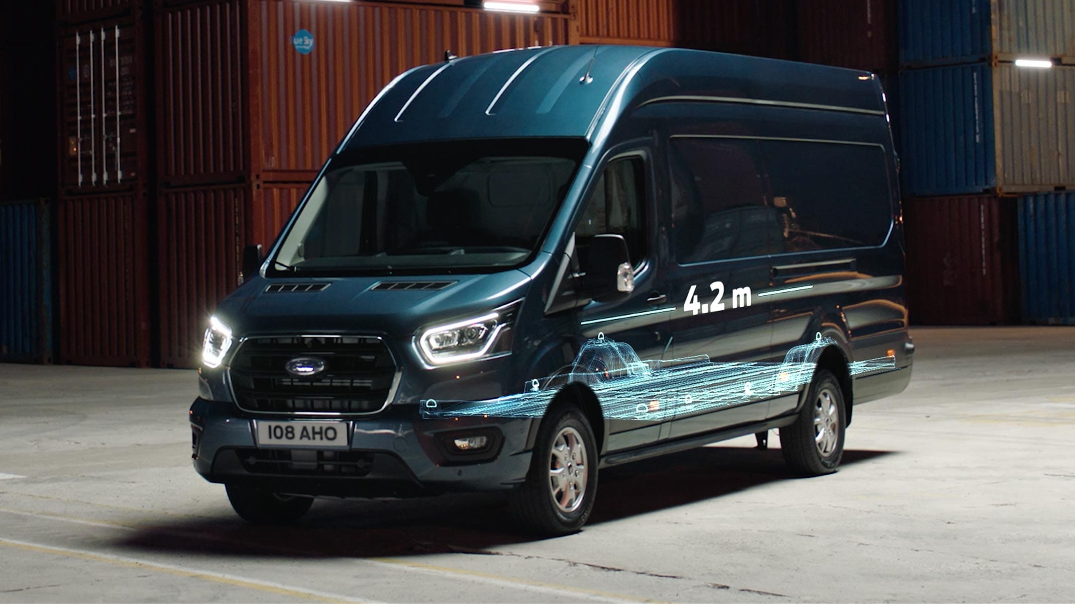 Nuovo Ford Transit Van parcheggiato