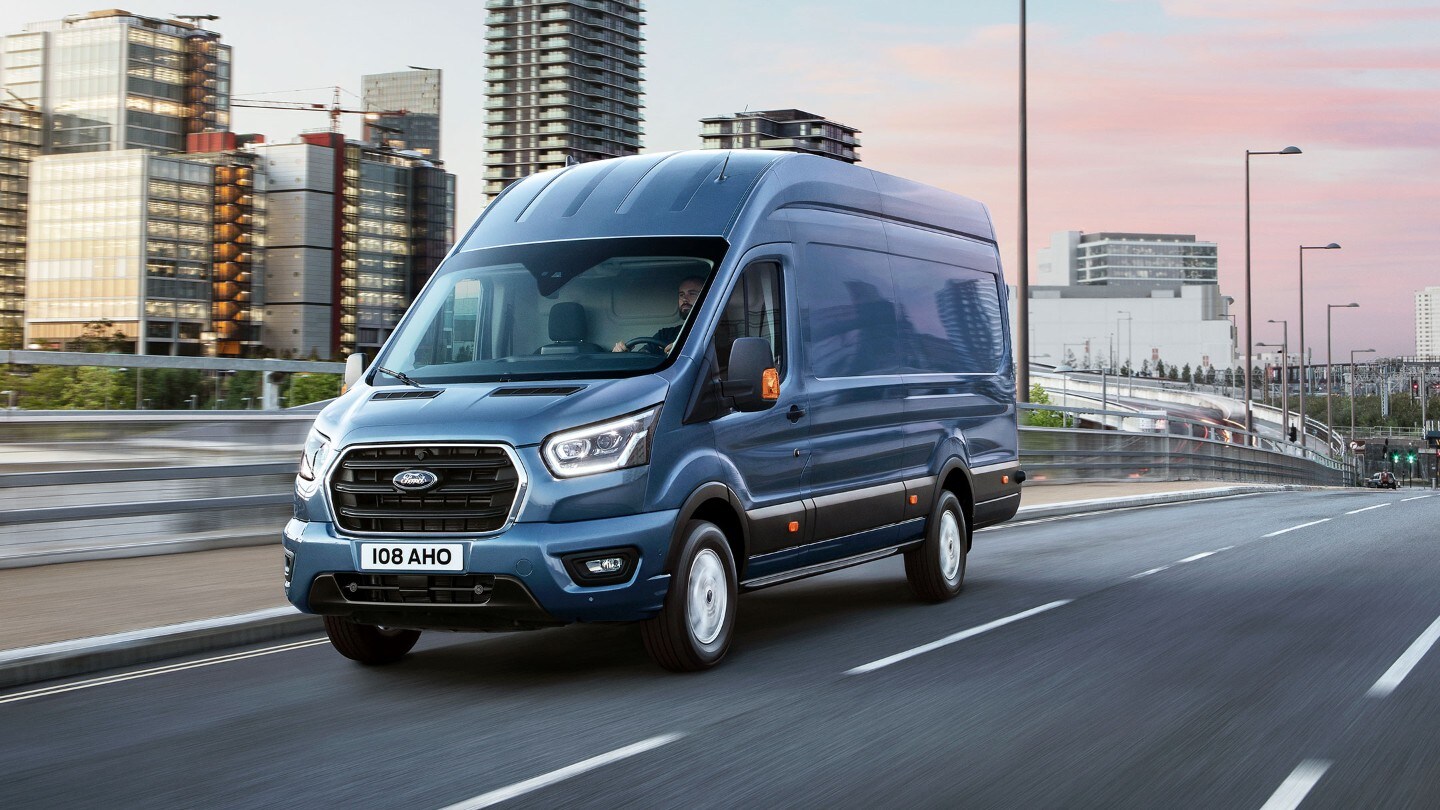 Vista posteriore del Nuovo Ford Transit Van in movimento