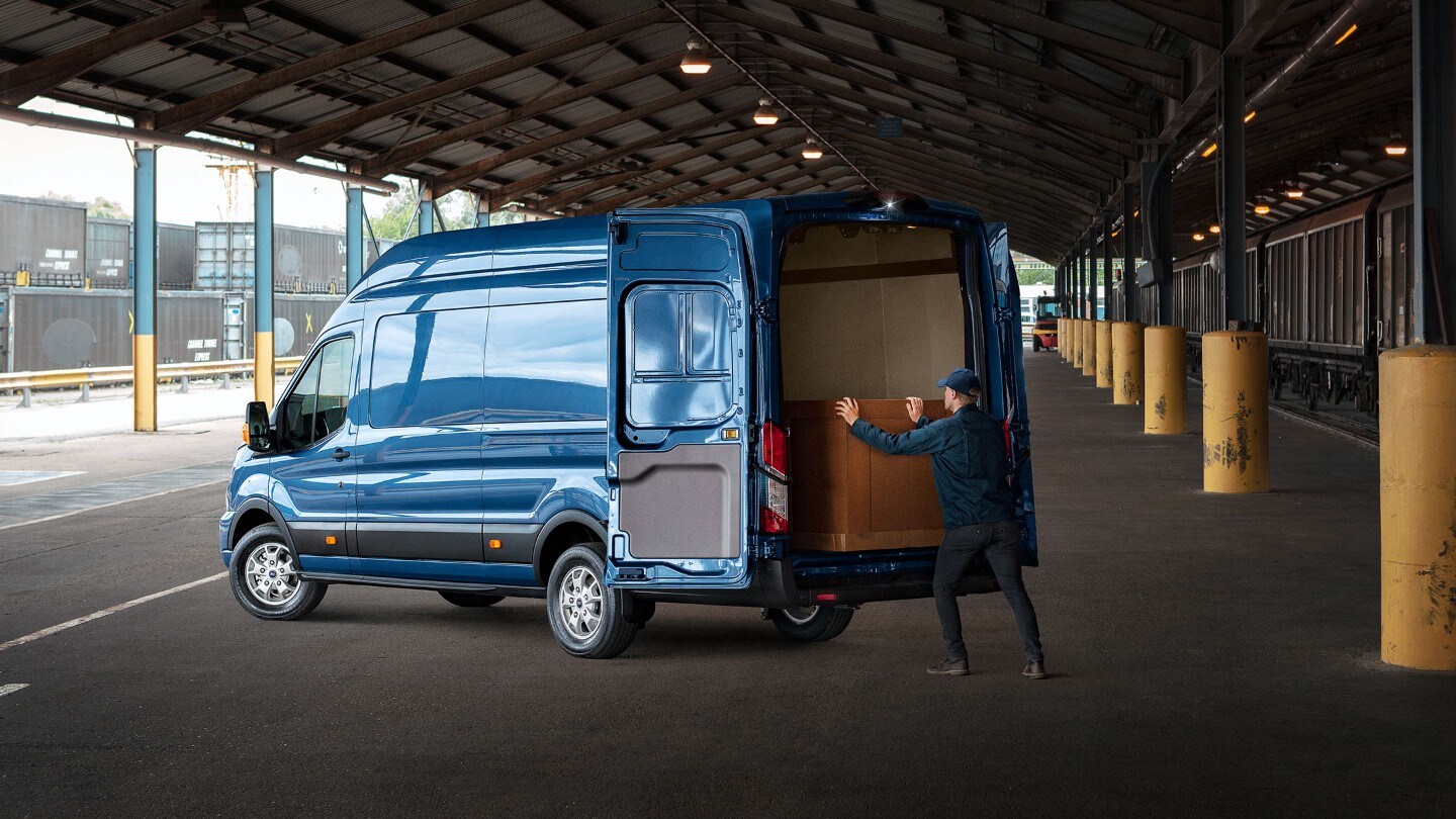 Nuovo Ford Transit Van mentre viene caricato