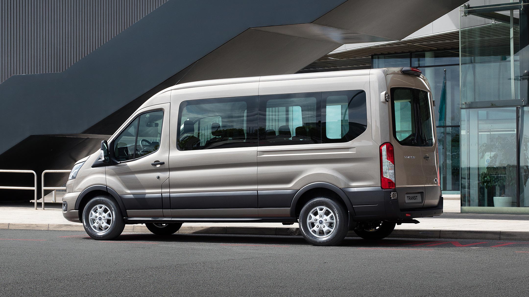 Ford Transit Combi parcheggiato davanti ad un edificio moderno vista laterale