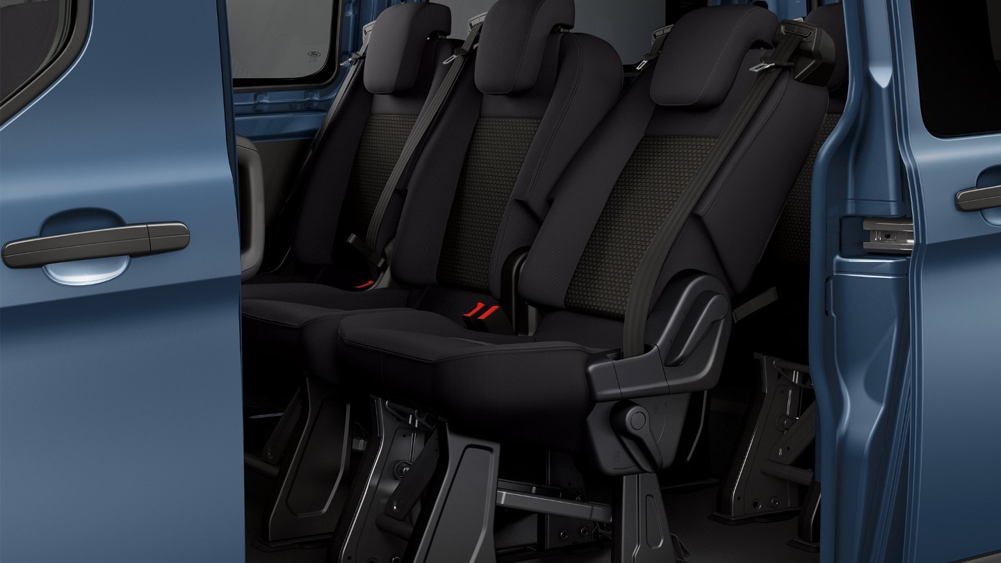 Ford Transit Combi con porta laterale aperta che mostra i sedili