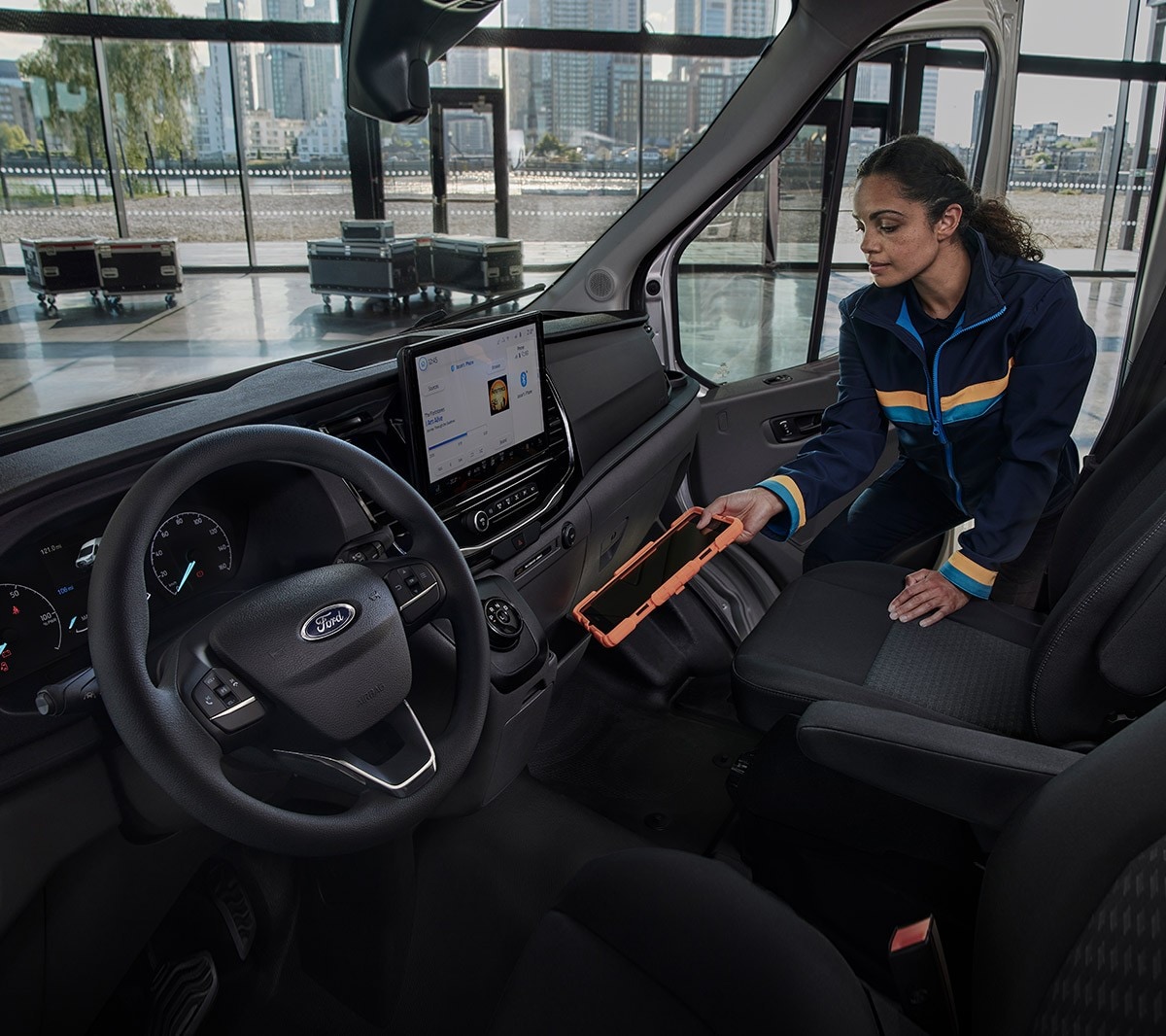 Ford E-Transit spazi portaoggetti interni