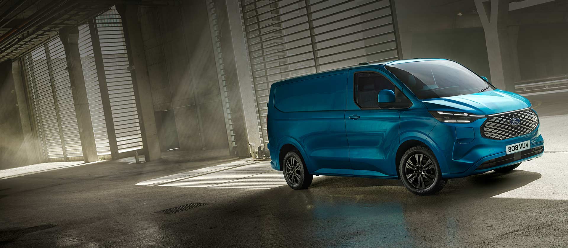 Un furgone elettrico Ford E-Transit Custom blu.