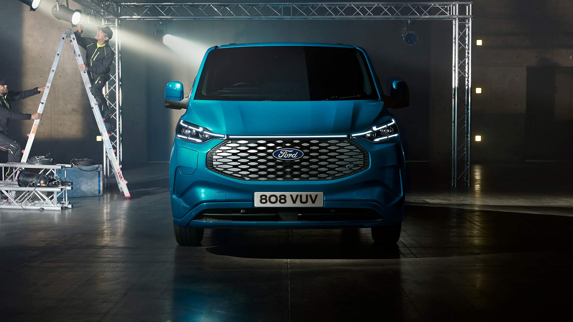 Vista frontale di un furgone elettrico Ford E-Transit Custom blu.