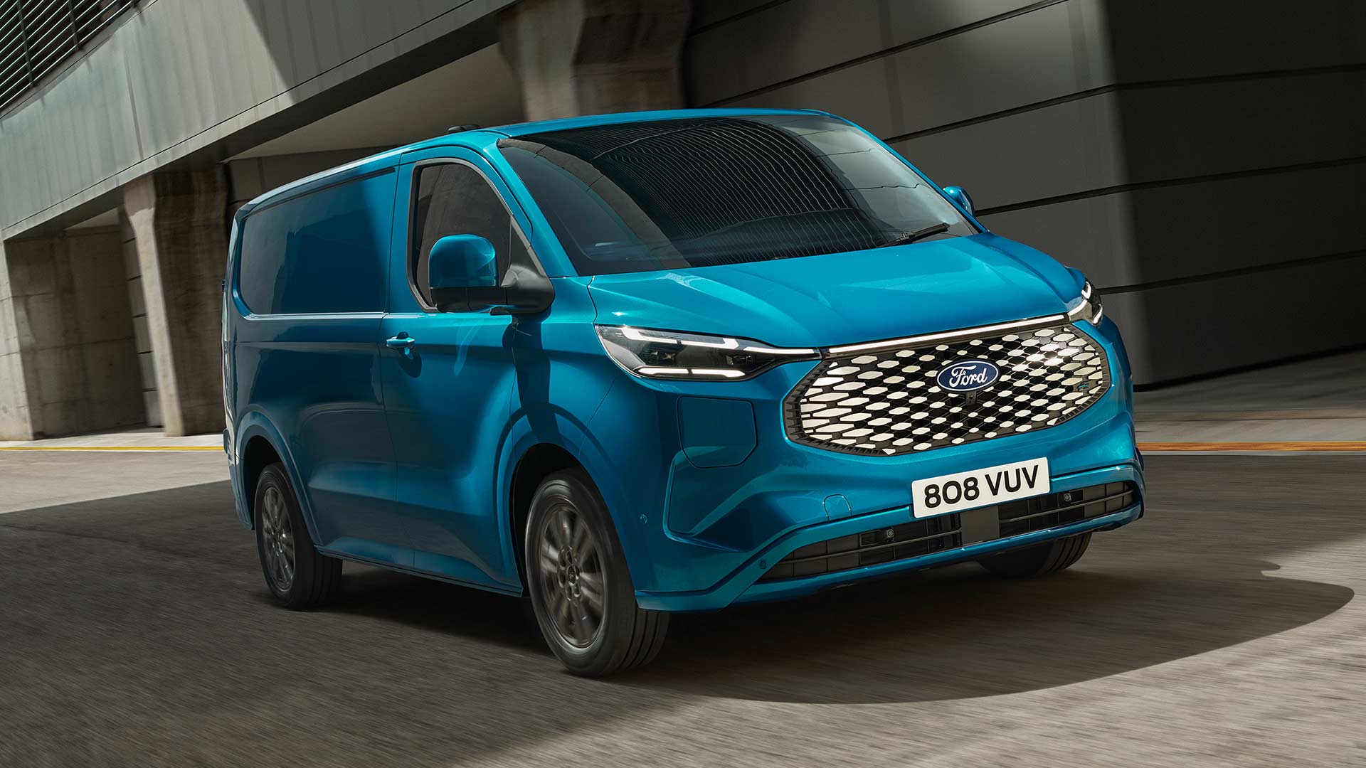 Un furgone elettrico Ford E-Transit Custom blu in marcia.