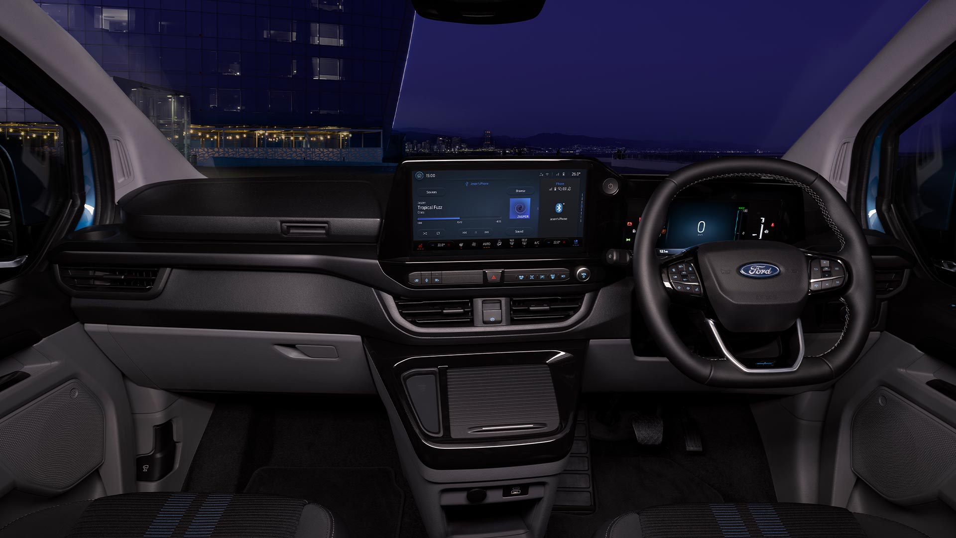 Interni del furgone elettrico Ford E-Transit Custom di notte.