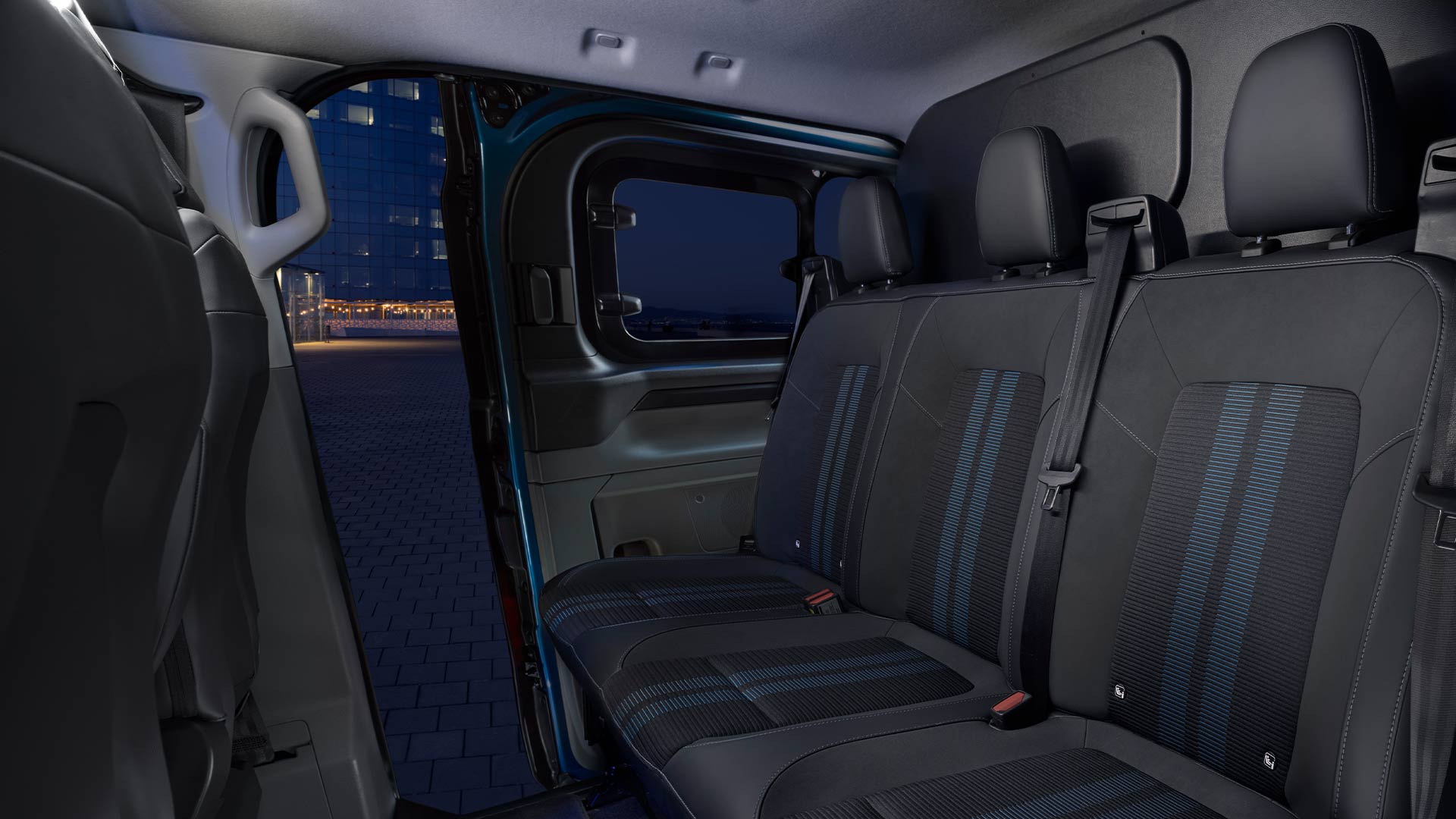 Seconda fila di sedili di un Ford E-Transit Custom DCIV.