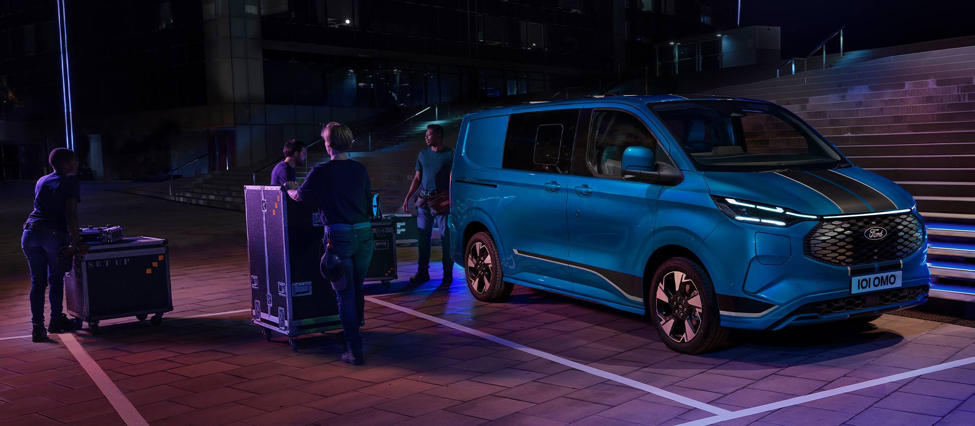 Furgone Ford E-Transit Custom Sport a doppia cabina blu.