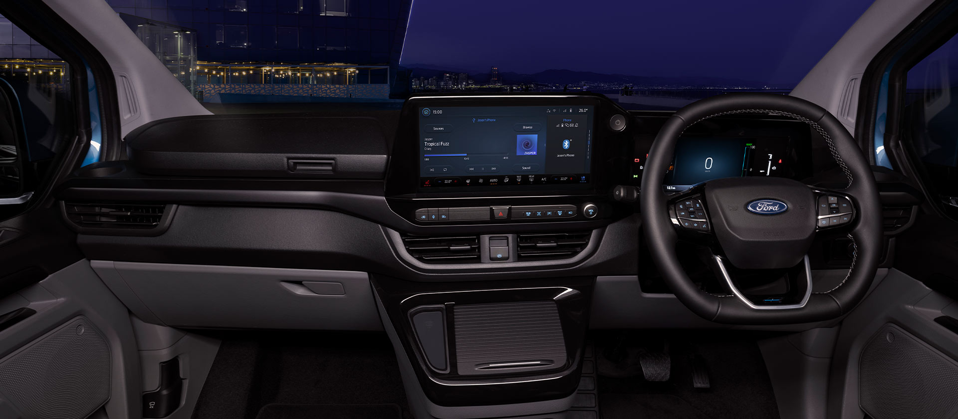 Interni del furgone elettrico Ford E-Transit Custom di notte.