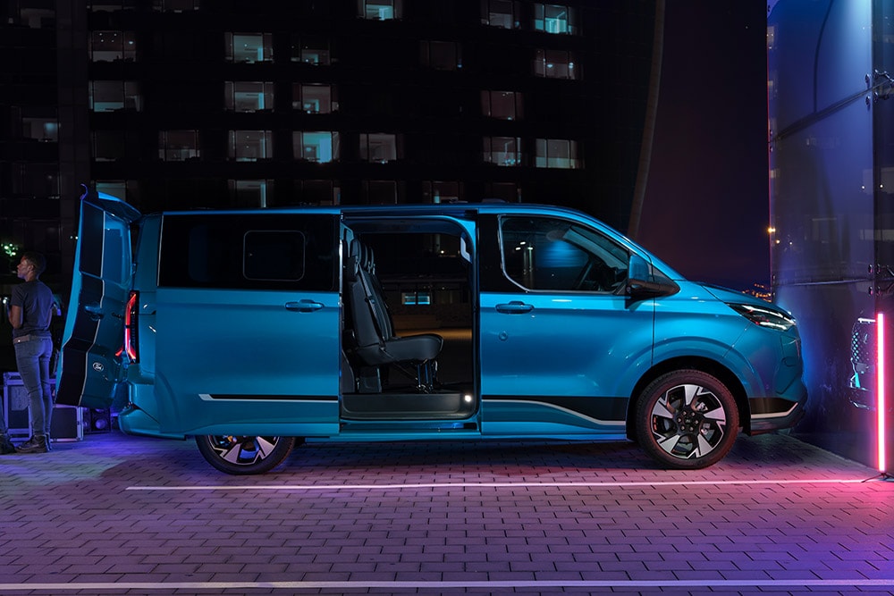 Un furgone elettrico a doppia cabina Ford E-Transit Custom blu con le porte aperte.