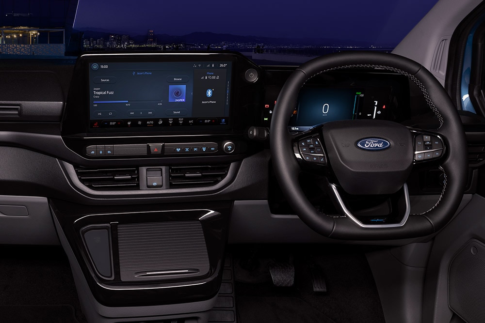 Interni del furgone elettrico Ford E-Transit Custom con sedili del conducente e del passeggero.