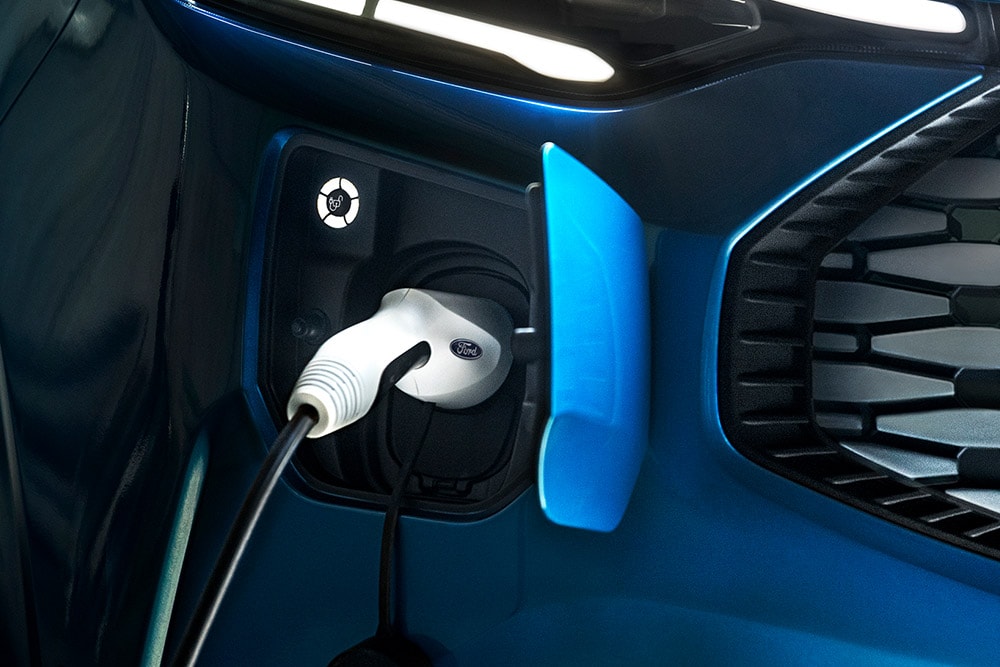 Un Ford Transit Custom plug-in hybrid blu in carica.
