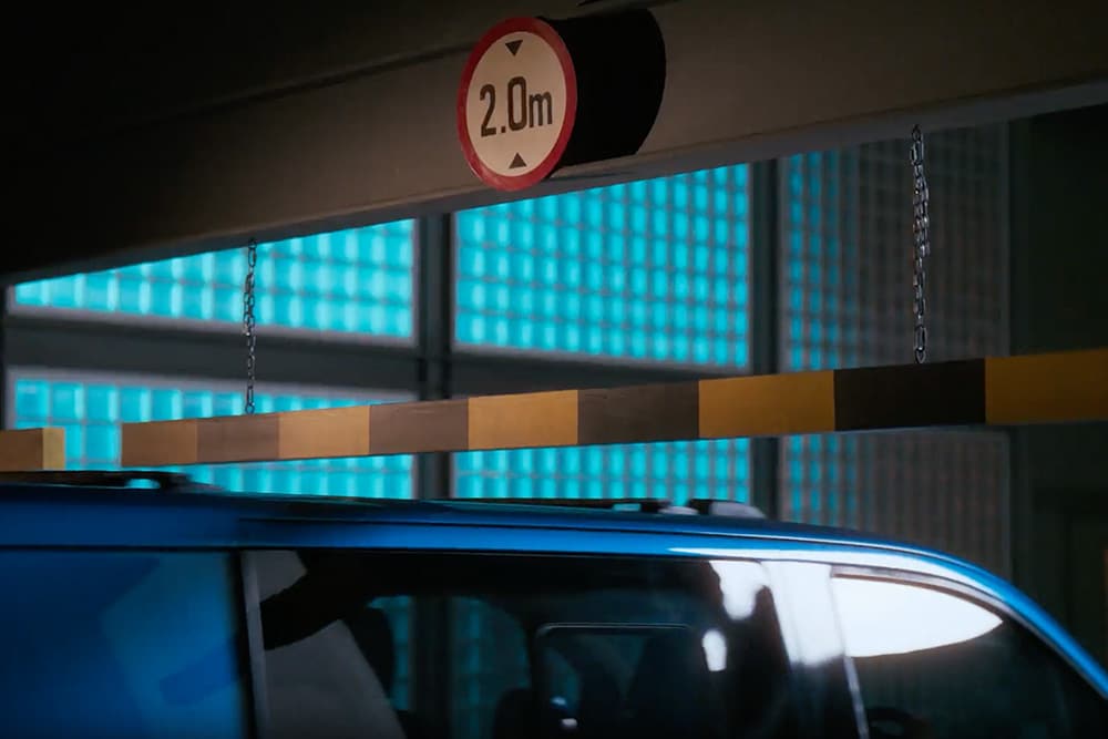 Un furgone Ford Transit Custom blu entra in un parcheggio.