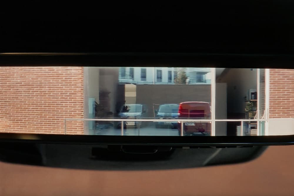 Specchietto retrovisore digitale all'interno di un Ford Transit Custom.