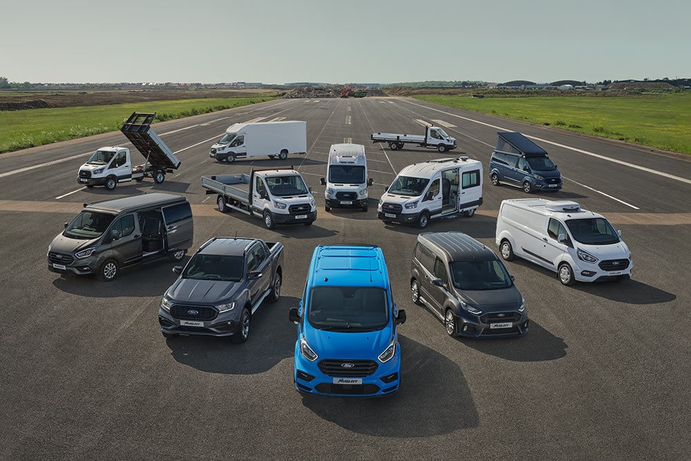 Una varietà di veicoli commerciali Ford.