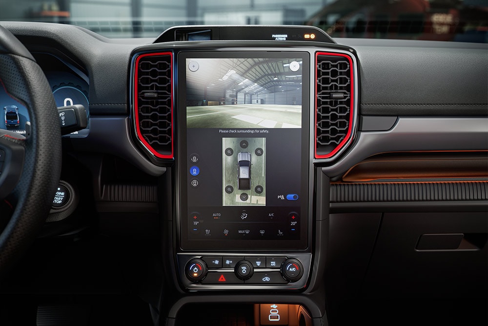 Primo piano della dashboard di un Ranger Raptor, con dettaglio della telecamera a 360 gradi.