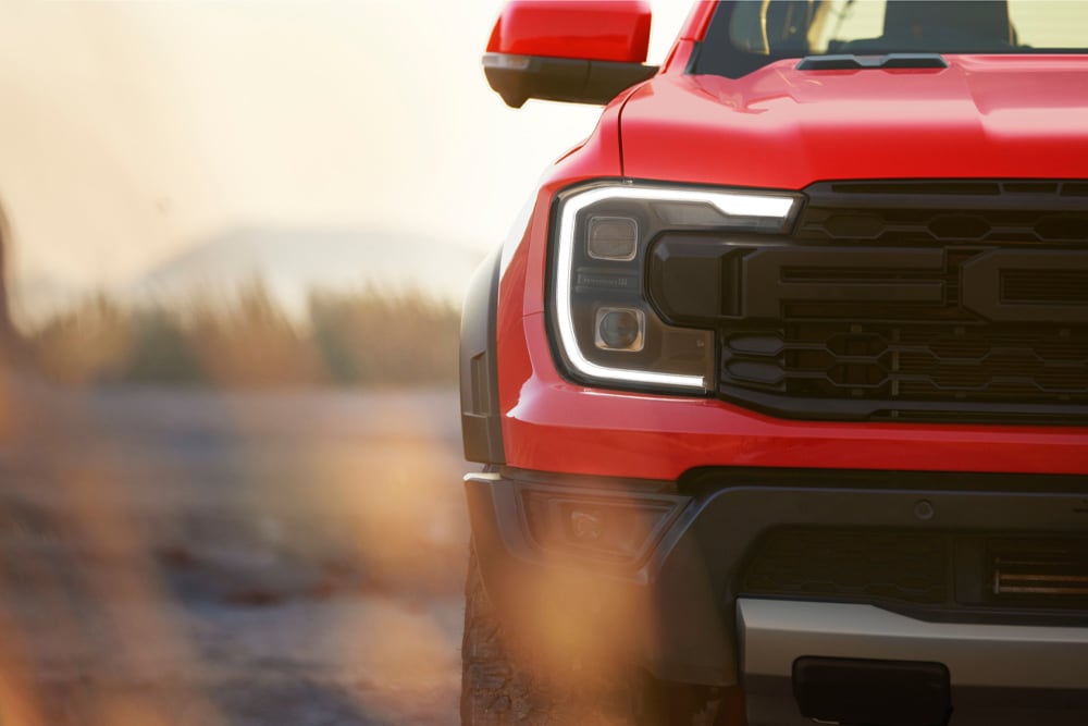 Primo piano della griglia anteriore di un Ford Ranger Raptor rosso.